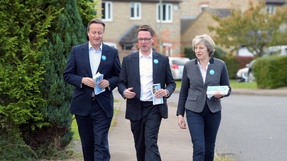 David Cameron pasea junto a Theresa May, en una foto de archivo.
