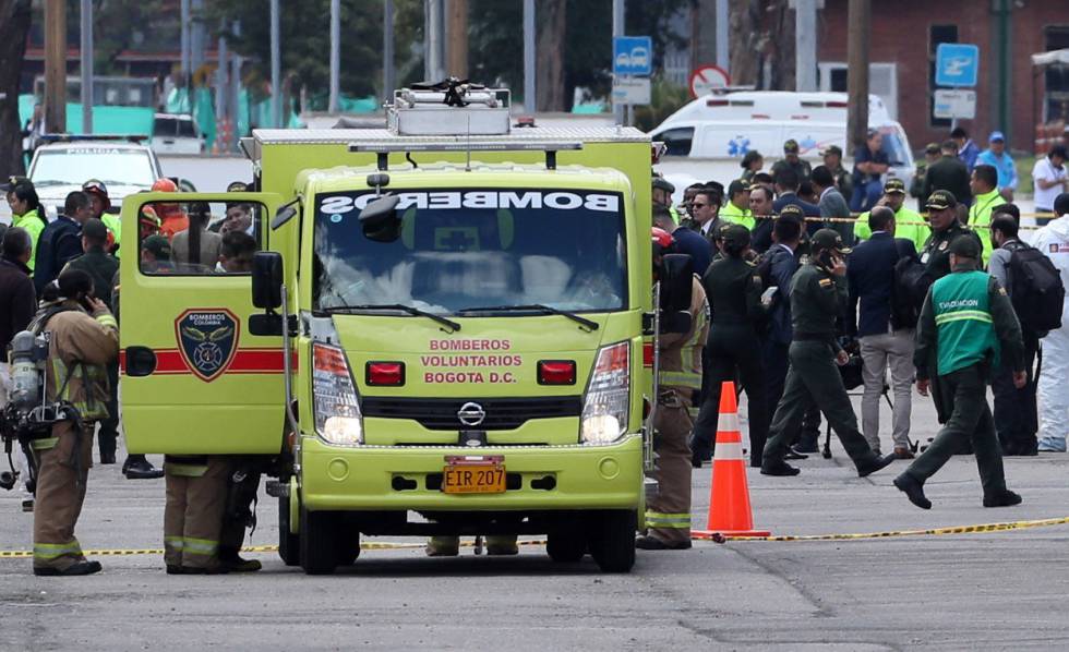 Bomberos trabajan en el lugar donde explotó el coche bomba este jueves, en la Escuela General Santander de la PolicÃa en Bogotá (Colombia).