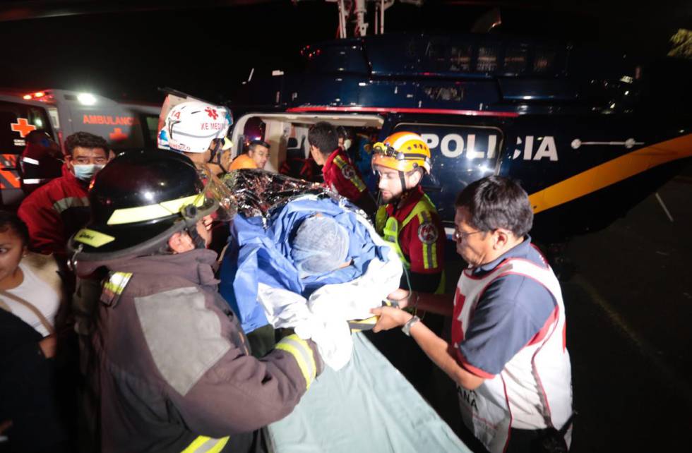 Uno de los heridos es trasladado en helicóptero a Ciudad de México.