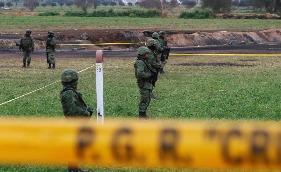 Soldados protegem a Ã¡rea da explosÃ£o em Tlahuelilpan, no estado de Hidalgo (MÃ©xico)