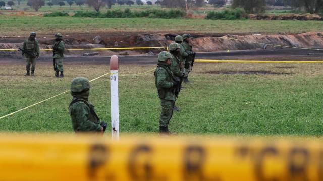 Soldados en la zona de la explosión.