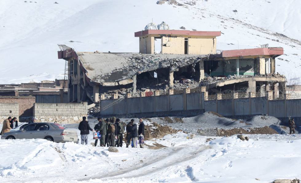 Estado en que quedó el cuartel atacado, este lunes en Wardak.