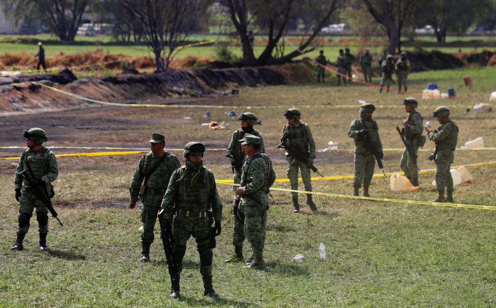 Un grupo de militares, en la zona donde explotó una toma ilegal de combustible, en Tlahuelilpan.