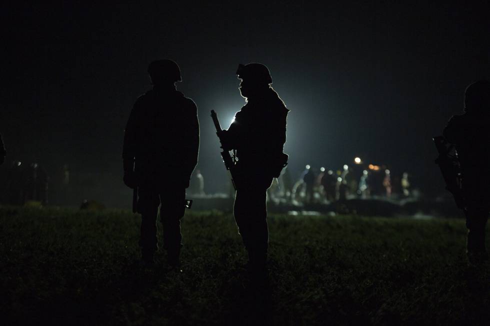 Soldados mexicanos resguardan el ducto que explotó en Tlahuelilpan. 