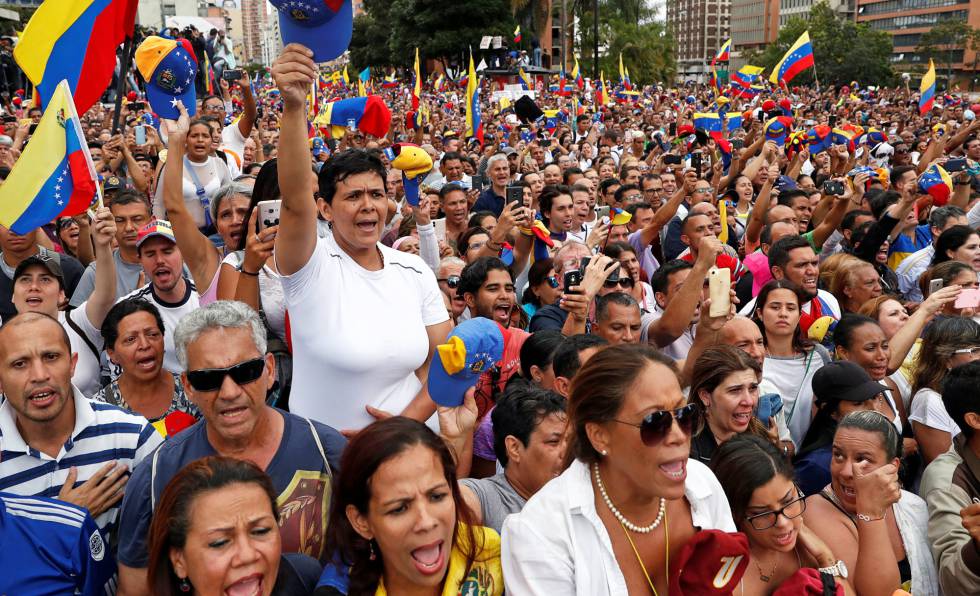 Opositores a Maduro durante a declaraÃ§Ã£o de GuaidÃ³ como presidente interino da Venezuela.