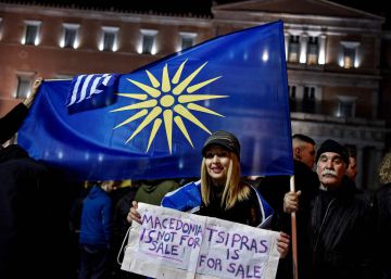 Un manifestante con una bandera con la estrella de Vergina (símbolo de la Macedonia griega), este jueves en Atenas.