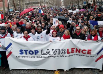 Un grupo de manifestantes protesta contra el movimiento de los 'chalecos amarillos', este domingo en París.
