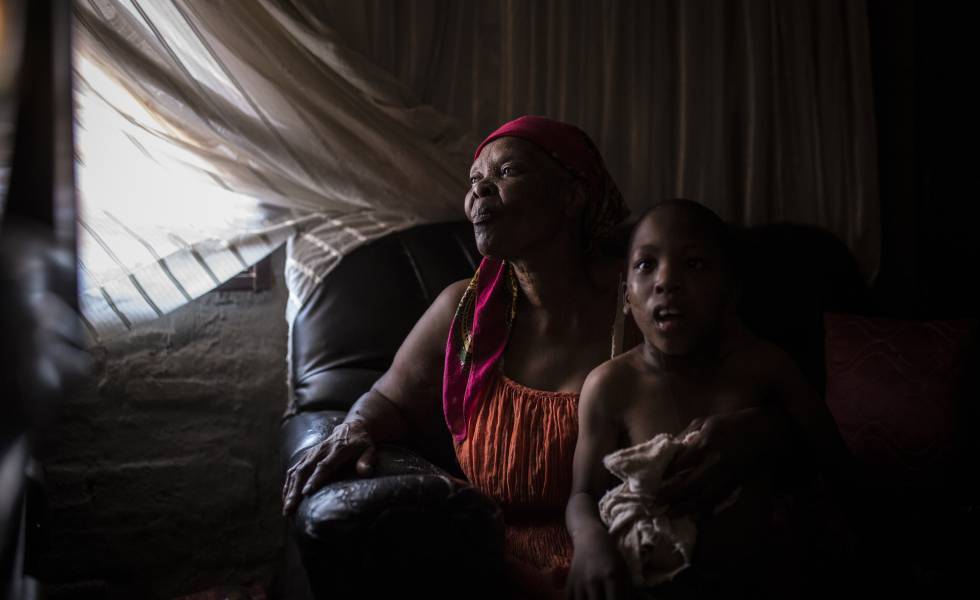 Mpho Matsemela y su nieta Nkoketso, que padece parálisis cerebral, en el asentamiento Snake Park, a las afueras de Johannesburgo.