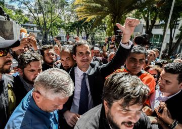 La oposición se despliega en los barrios para difundir su plan entre los militares