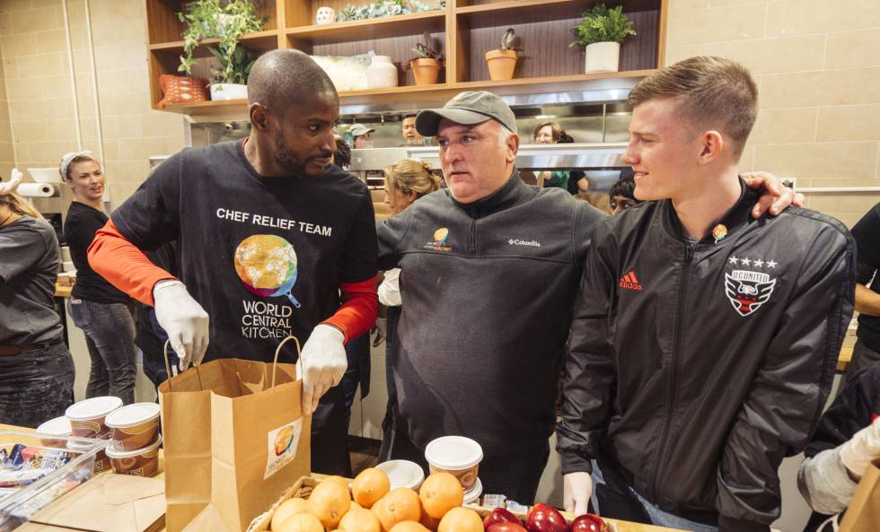 El chef José Andrés, con dos futbolistas voluntarios de Food For Feds en Washington.