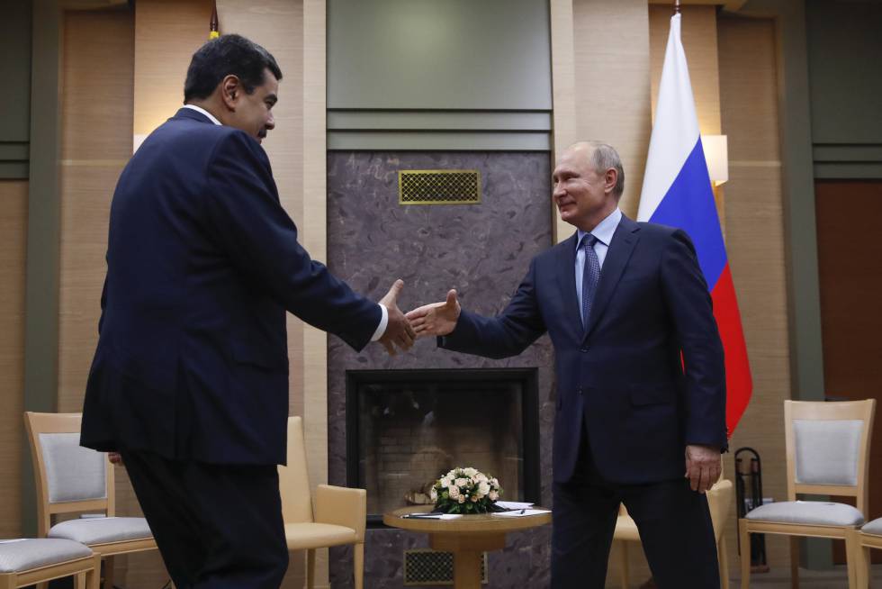 Vladimir Putin (derecha) recibe a Nicolás Maduro en Moscú el 5 de diciembre pasado.