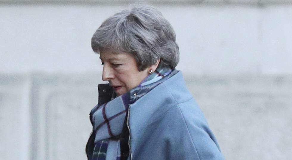 La primera ministra de Reino Unido, Theresa May, este lunes a la entrada de Downing Street.
