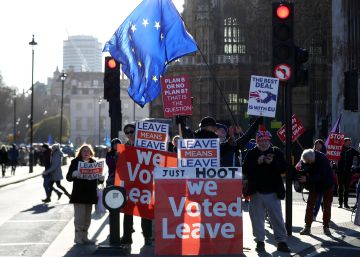 Anti-Brexit and pro-Brexit protesters stand together during a demonstration outside the Houses of Parliament in London, Britain January 28, 2019. REUTERSHannah McKay