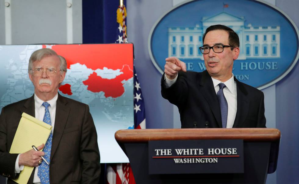 El secretario del Tesoro, Steven Mnuchin (derecha), y el consejero de Seguridad Nacional, John Bolton, este lunes en la Casa Blanca.