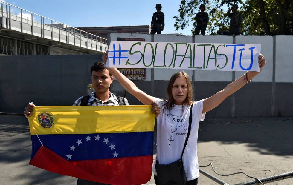 Manifestantes a favor del plan de GuaidÃ³ para ofrecer amnistÃ­a al EjÃ©rcito. 