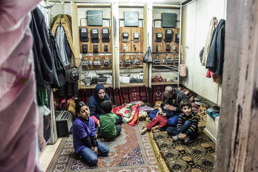El sirio Ahmed Q, su mujer y sus cinco hijos en su hogar, el cuarto de fusibles del edificio donde trabaja como portero en la norteÃ±a ciudad libanesa de TrÃ­poli.