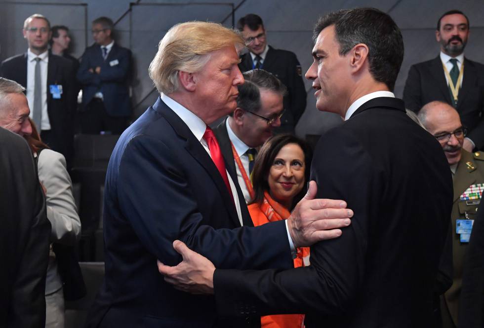 Donald Trump saluda a Pedro Sánchez durante la cumbre de la OTAN de julio pasado en Bruselas.