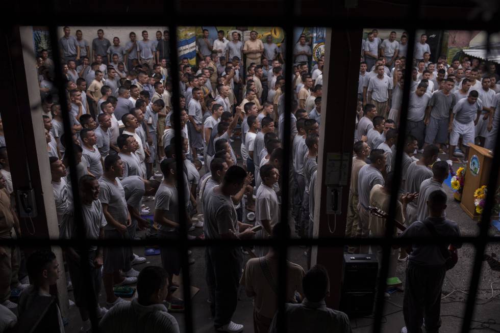 Decenas de pandilleros oran durante un servicio en la cárcel de Gotera.