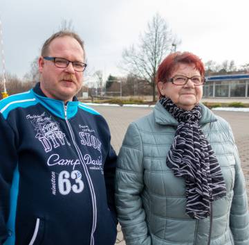 Marike (derecha) y su hijo Ronnie Tiel, a la puerta del supermercado de Tröglitz, en el Estado de Sajonia-Anhalt, al este de Alemania.