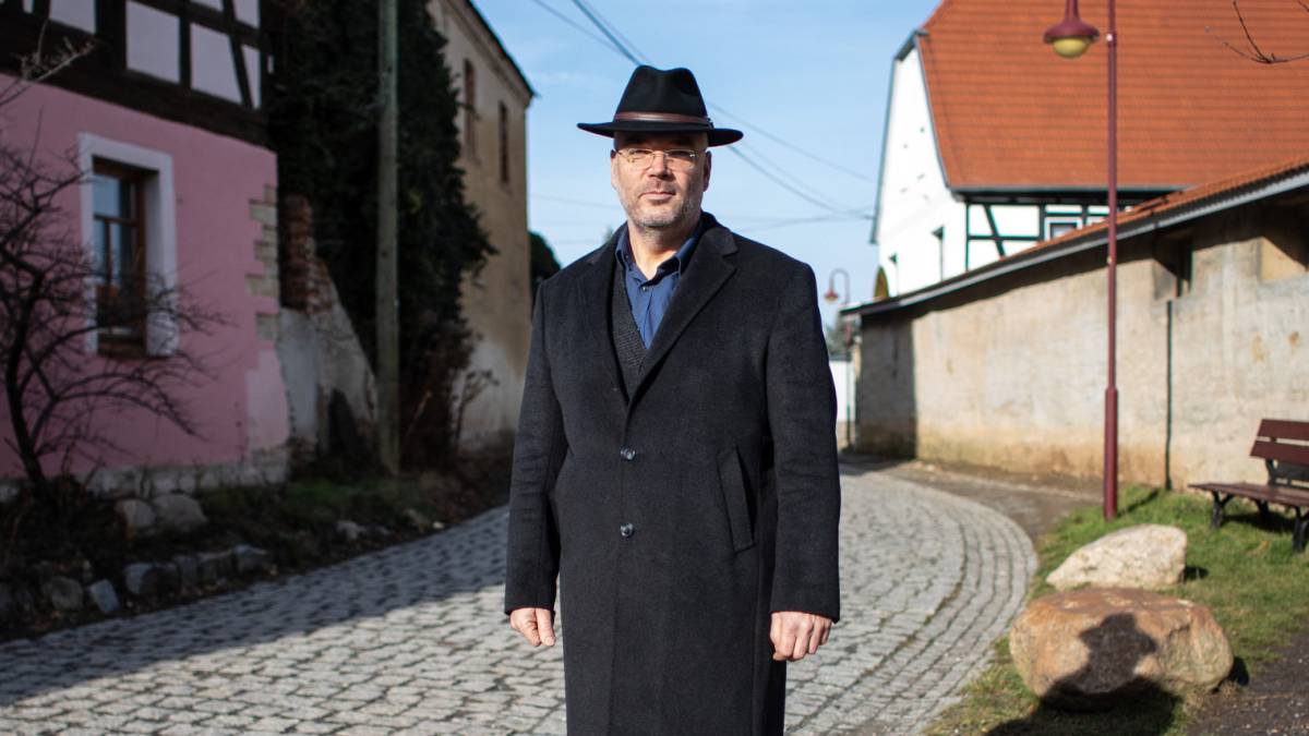 El ex alcalde de Tröglitz (este de Alemania) Markus Nierth, que sufrió amenazas neonazis, en la puerta de su casa.