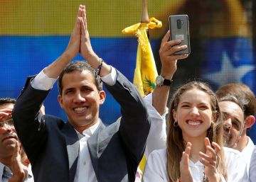 Juan Guaidó y su esposa, Fabiana Rosales, este sábado al término de la marcha opositora.