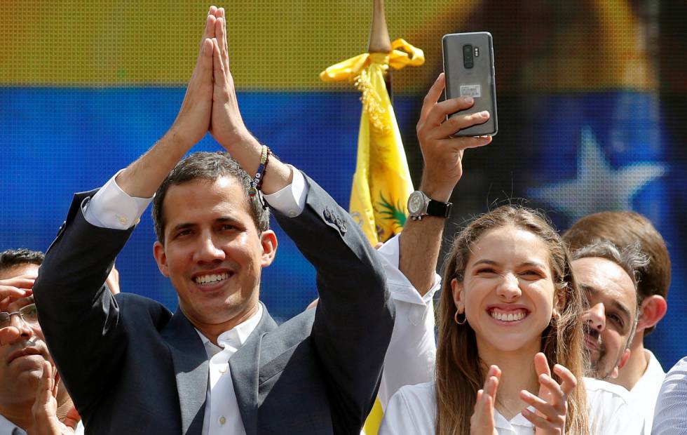 Juan GuaidÃ³ y su esposa, Fabiana Rosales, este sÃ¡bado al tÃ©rmino de la marcha opositora.