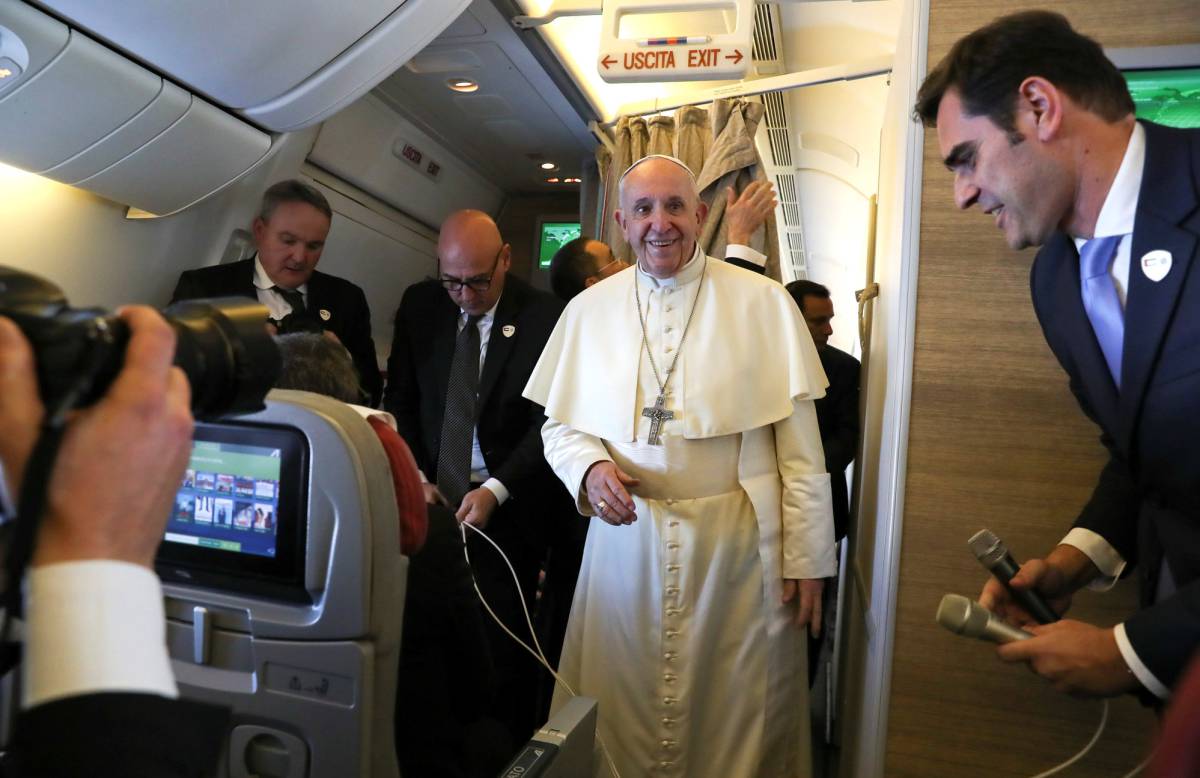 Francisco se acerca a hablar con los periodistas a bordo del avión papal.