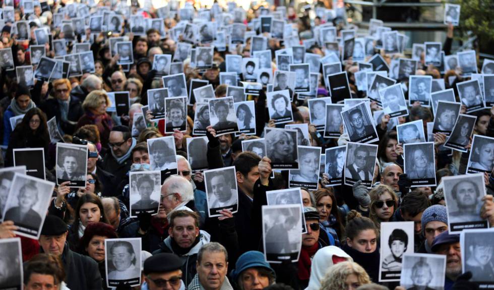 Manifestaten muestran retratos de las víctimas del atentado a la AMIA en el acto por el 23 aniversario, en julio de 2017.