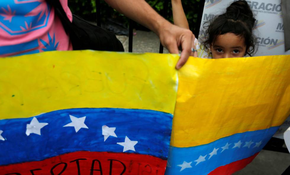 Manifestantes en el puente de Simónn Bolivar, que une Venezuela y Colombia.rn