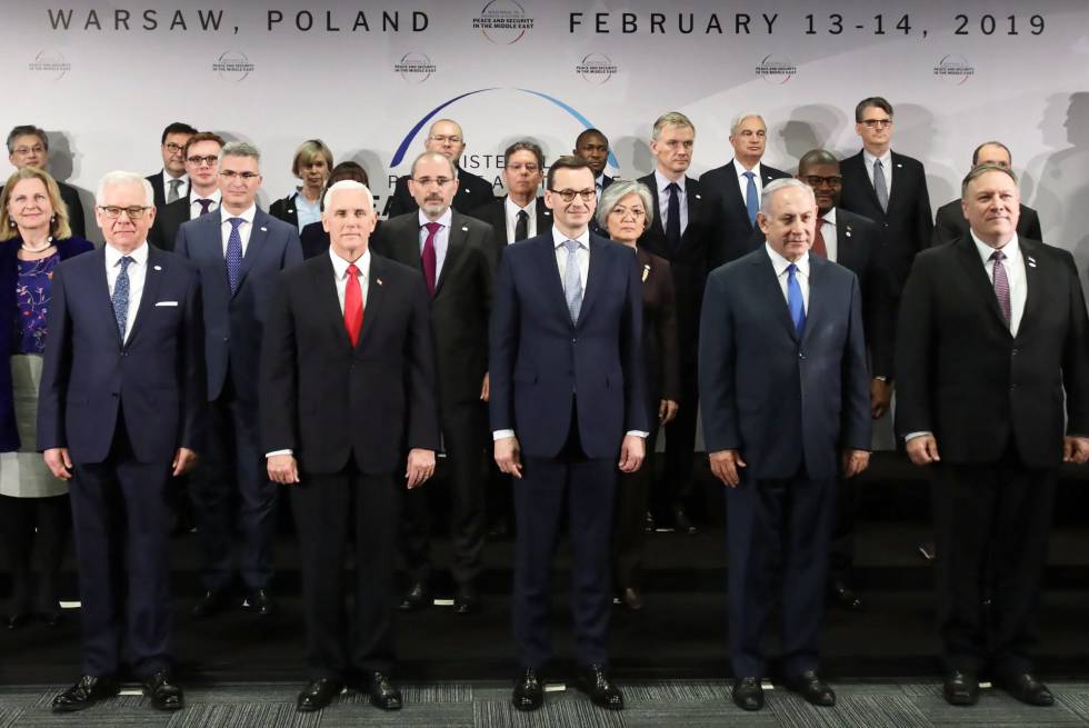 A partir da esquerda, o ministro de RelaÃ§Ãµes Exteriores polonÃªs, Jacek Czaputowicz; o vice-presidente dos EUA, Mike Pence; o primeiro-ministro polonÃªs, Mateusz Morawiecki; o primeiro-ministro israelense, Binyamin Netanyahu, e o secretÃ¡rio de Estado dos EUA, Mike Pompeo, nesta quinta-feira, na conferÃªncia de VarsÃ³via sobre o Oriente MÃ©dio