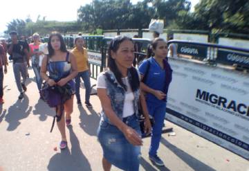 Un grupo de venezolanos en el puente Simón Bolívar.