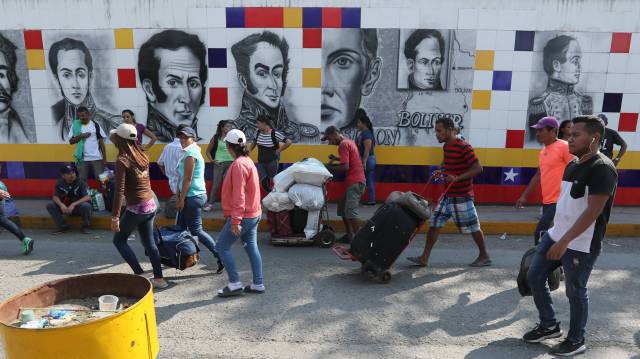 Venezolanos regresan a San Antonio del Táchira tras comprar en Cúcuta.