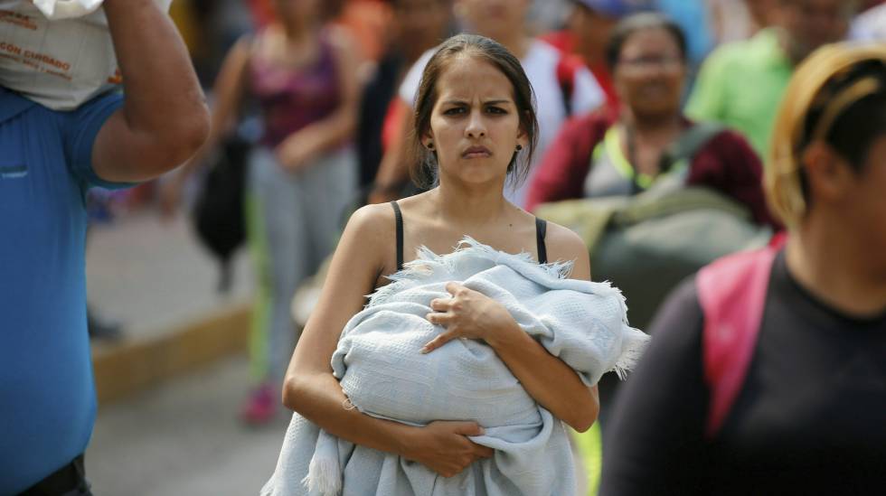 Una mujer con su bebé, en la frontera entre Venezuela y Colombia.