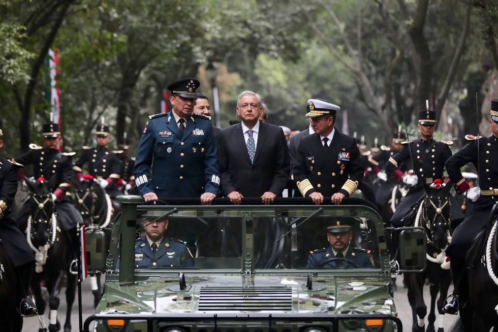 Manuel LÃ³pez Obrador, acompaÃ±ado por el titular de Sedena y la Marina