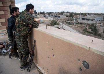 Miembros de la Fuerzas Democráticas Sirias (FDS) en la primera línea de combate el apsado domingo en Baghuz, al este de Siria. 
