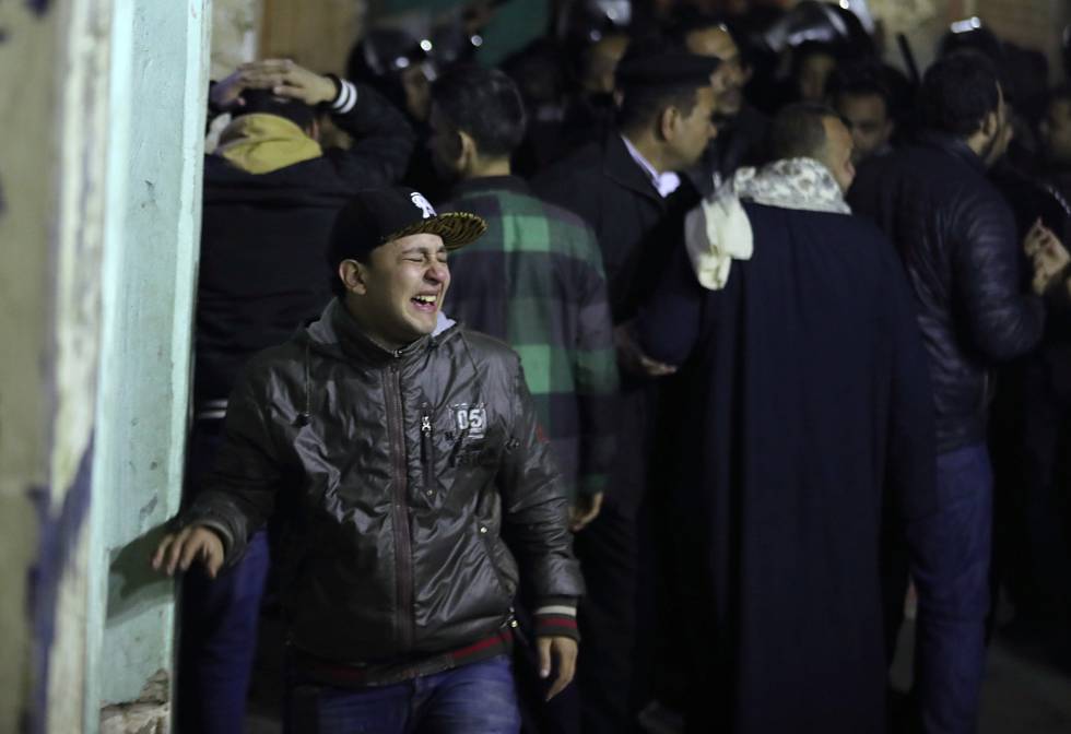 Una persona llora tras el atentado de este lunes contra varios policÃ­as en El Cairo.