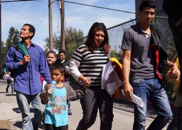 Inmigrantes irregulares en McAllen tras ser liberados por la policía. 