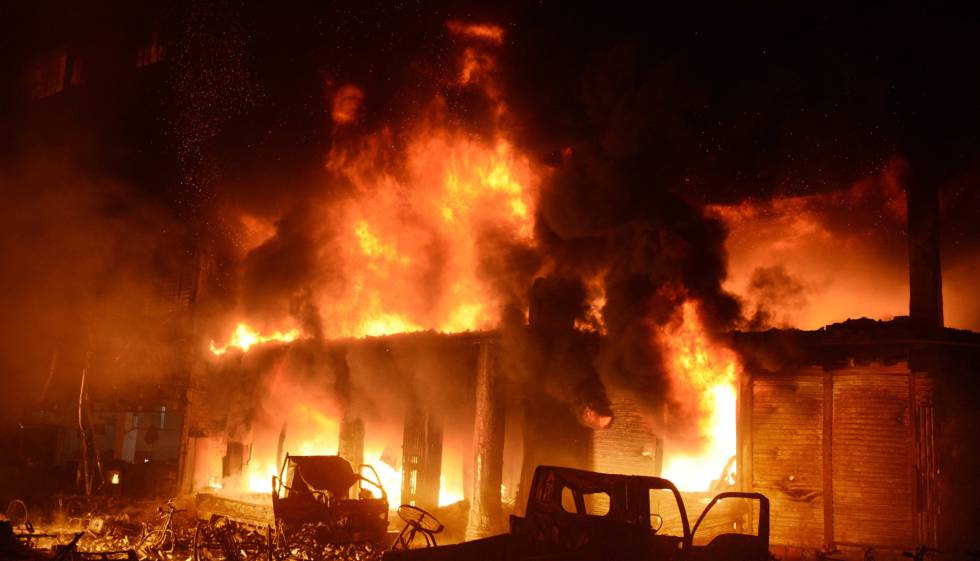 El incendio que se ha propagado por un barrio de Dacca.