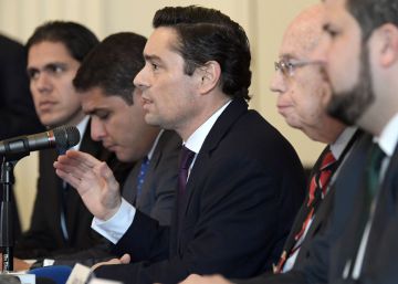 Los representantes de Guaidó acusan a Maduro de haber desmantelado los servicios consulares en EE UU