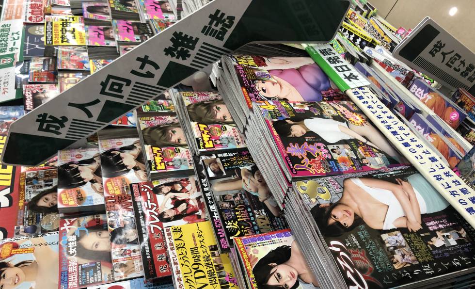SecciÃ³n para adultos separada con un letrero del resto de revistas en una tienda de Tokio.