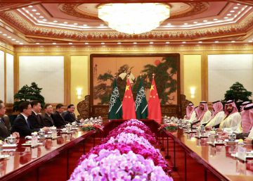 El príncipe saudí, Mohamed Bin Salmán, y su comitiva se reúnen con el presidente chino, Xi Jinping.