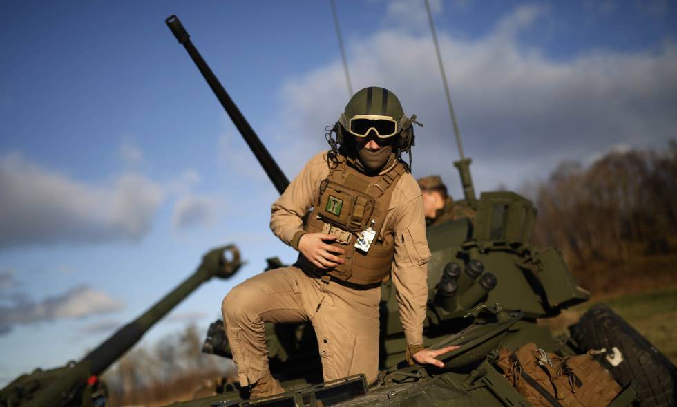 Un soldado sale de un tanque durante unas maniobras de la OTAN, el pasado octubre en Noruega.