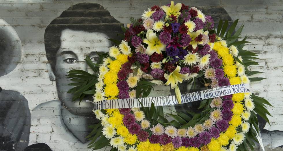 Una corona de flores, en el local de la radio comunitaria fundada por Samir Flores.