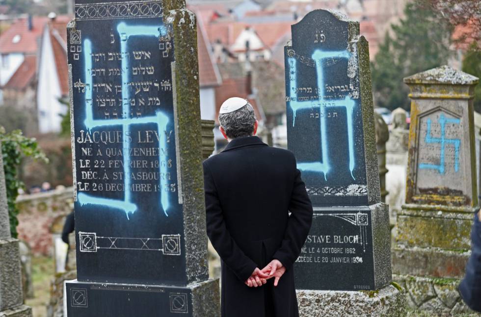 Un hombre contempla las lÃ¡pidas vandalizadas de varios judÃ­os en el cementerio de Quatzenheim (Francia), el 19 de febrero de 2019. 