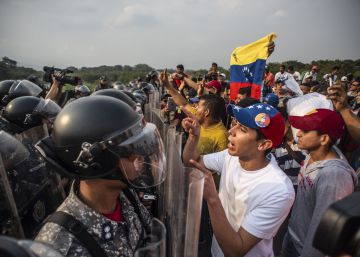 Policías venezolanos bloquean el paso sobre el Puente Simón Bolívar este sábado, en Cúcuta.