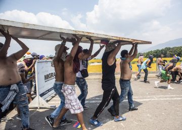 El caos se apodera de la frontera: gases y balas para frenar la ayuda