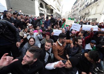 Manifestantes argelinos corean cánticos este domingo en Argel en contra de la candidatura de Abdelaziz Buteflika para optar a un quinto mandato como presidente.rn 