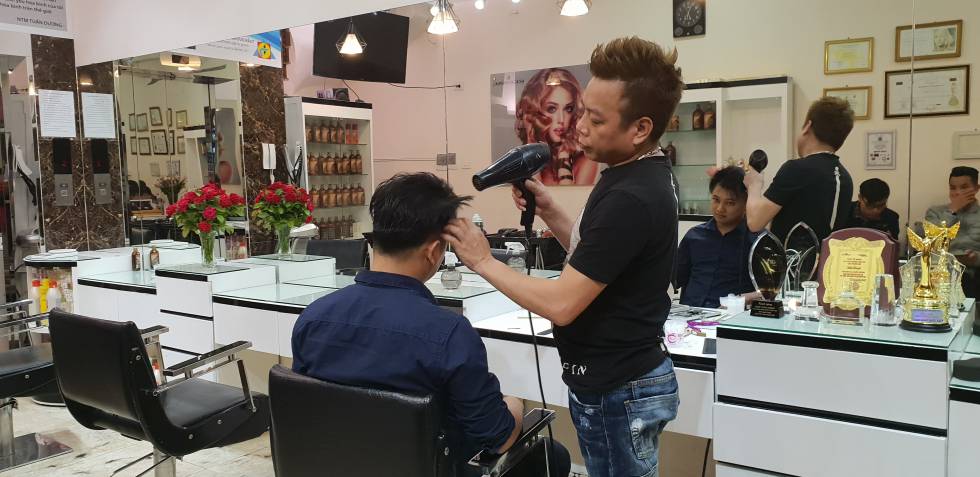 El peluquero Le con un cliente dispuesto a parecerse a Kim Jong-un