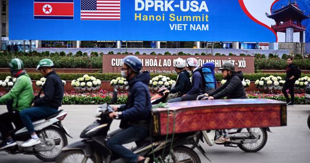 Un cartel en Hanói anuncia la cumbre entre Corea del Norte y EE UU.