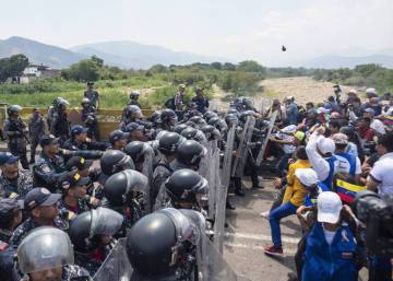 La batalla del puente Simón Bolívar se estrella con el muro de los militares